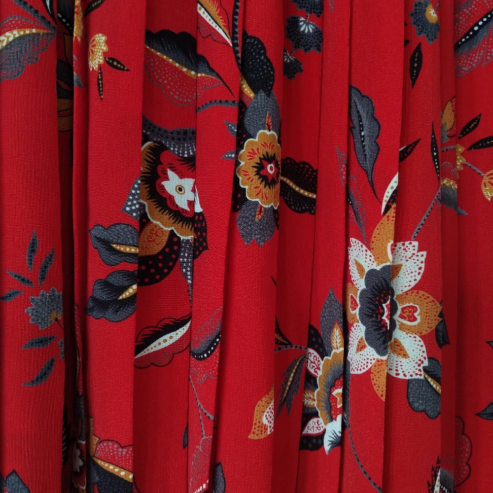 *SOLD*Gorgeous pleated floral red skirt
